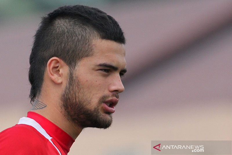 Pesepakbola timnas U-23, Diego Michels saat mengikuti pemusatan latihan timnas yang dipersiapkan menghadapi Bahrain dalam Kualifikasi Pra Piala Dunia di Lapangan Agrokusuma, Batu, Jawa Timur