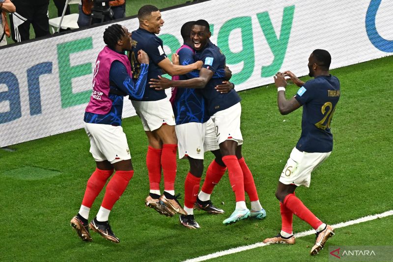 Para pemain Prancis merayakan gol Randal Kolo Muani (kedua kanan) di pertandingan semifinal Piala Dunia 2022 melawan Maroko di Stadion Al-Bayt, Al-Khor, Doha pada 15 Desember 2022.