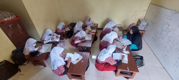 KURANG NYAMAN: Siswa kelas VI B mengikuti kegiatan belajar mengajar (KBM) dengan lesehan di musala yang hanya berukuran 3,5x3,5 meter.