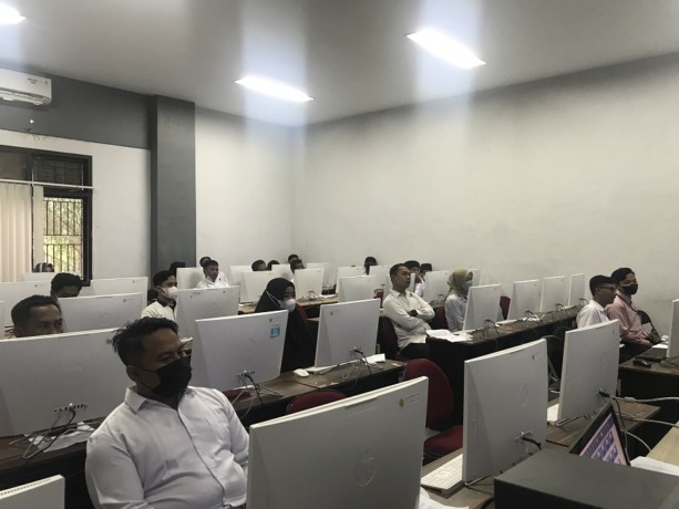 SELEKSI TERTULIS: Salah seorang calon anggota PPK tengah fokus mengerjakan soal tes tertulis di Gedung Fakultas Ekonomi. Saat ini, tahapan seleksi sudah memasuki 15 besar.
