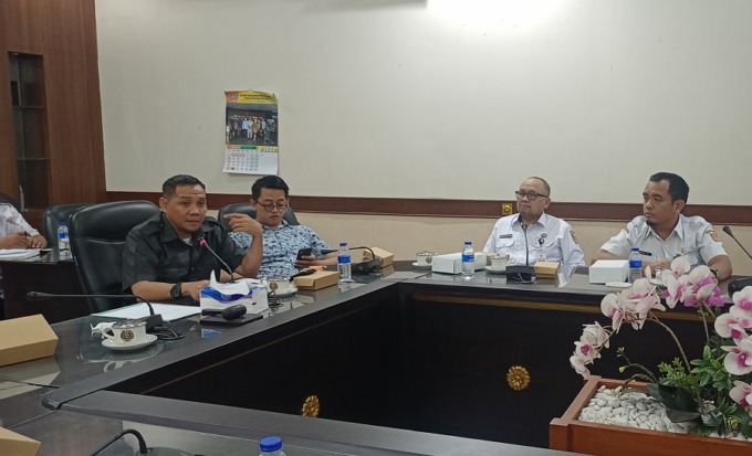 DALAM PEMBAHASAN: Rapat dengar pendapat antara Tim Penertiban Sempadan Pantai Pemkab Jember dengan Komisi B di Ruang Banmus DPRD Jember, siang kemarin.