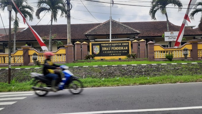 TETAP BERAKTIVITAS: Kantor Dinas Pendidikan (Dispendik) Jember menjadi salah satu OPD dengan anggaran yang besar.