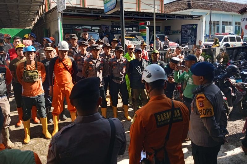 Puluhan personel Tim SAR Gabungan bersiap melakukan pencarian korban longsor disertai banjir lumpur di Kabupaten Sumedang, Jawa Barat, Minggu (18/12/2022).