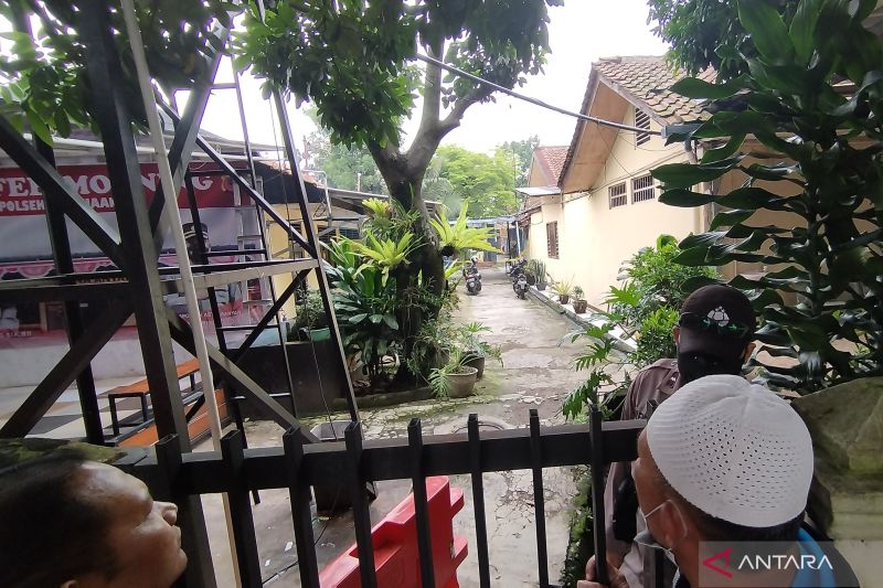 Polisi menjaga pagar belakang Kantor Polsek Astanaanyar, Kota Bandung, Jawa Barat, Rabu (7/12/2022).