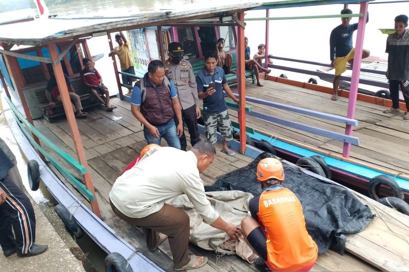 Petugas mengevakuasi jenazah anak yang tenggelam di Sungai Batang Hari di Kabupaten Tebo, Provinsi Jambi