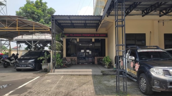 DIAMANKAN: Unit PPA Satreskim Polres Mojokerto meringkus TN, 54, pelaku pencabulan anak tiri yang berbulan-bulan melarikan diri.