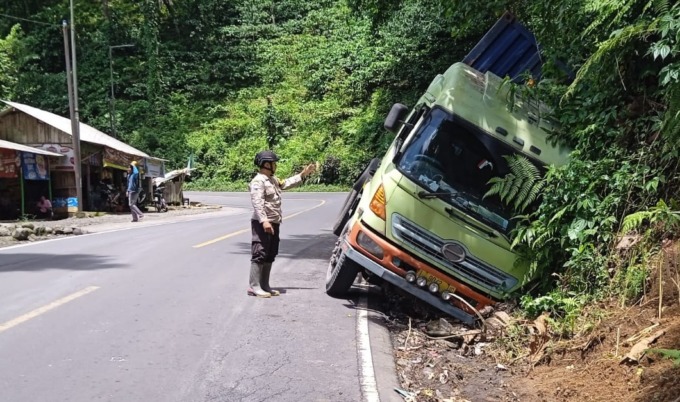 LAKA TUNGGAL: Truk kontainer yang kecelakaan di jalur Gumitir, Desa Sidomulyo, Kecamatan Silo, Jember, Kamis (1/12).