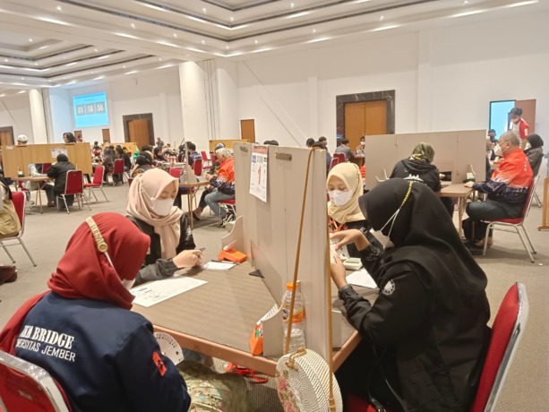 KONSENTRASI: Atlet bridge Jember fokus mengikuti pertandingan di Solo, kemarin (1/12).