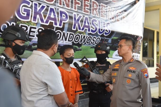 TERTANGKAP: Kapolres Bondowoso AKBP Wimboko menginterogasi tersangka pembunuhan driver ojol dalam jumpa pers di Polres Bondowoso, Kamis (1/12).