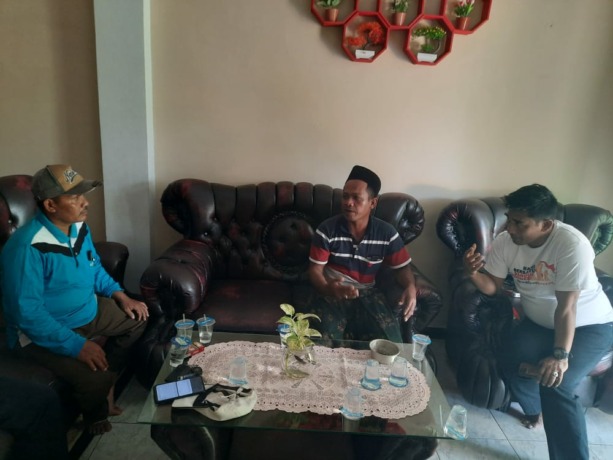 SAMPAIKAN BELASUNGKAWA: Kapolsek Balung AKP Sunarto (kanan) saat mendatangi rumah korban di Desa Tisnogambar, Kecamatan Bangsalsari, Jember, Sabtu (3/12).