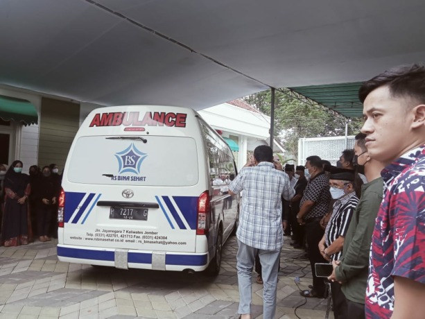 BERDUKA: Suasana proses pemberangkatan jenazah Widad bin Thalib, ibunda Bupati Jember 2016-2012 dr Faida. Jenazah diberangkatkan dari rumah duka Jalan Panjaitan 109 Sumbersari Jember.