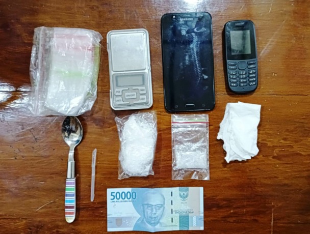 DISITA: Sejumlah barang bukti berupa sabu, ponsel, timbangan digital dan uang tunai yang disita dari tersangka. Total sebanyak 23,26 gram sabu berhasil diamankan.