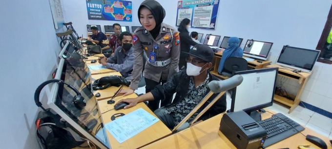 IKUTI PROSES: Salah satu penyandang disabilitas saat mengikuti ujian tulis di ruang teori Satlantas Polres Jember.