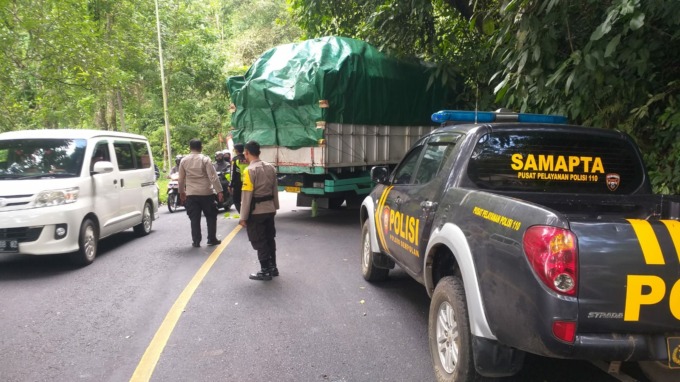 KECELAKAAN TUNGGAL: Truk yang disopiri Deni Septia Agus, 31, asal Banyuwangi mengalami kecelakaan di jalur Gumitir, Desa Sidomulyo, Kecamatan Silo, Jember, Minggu (18/12).