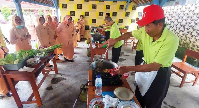 BEDA RASA: Peserta saat mengikuti lomba membuat nasgor menyambut Hari Ibu. Semua peserta merupakan guru laki-laki yang mengajar di SMPN 1 Umbulsari, Jember.
