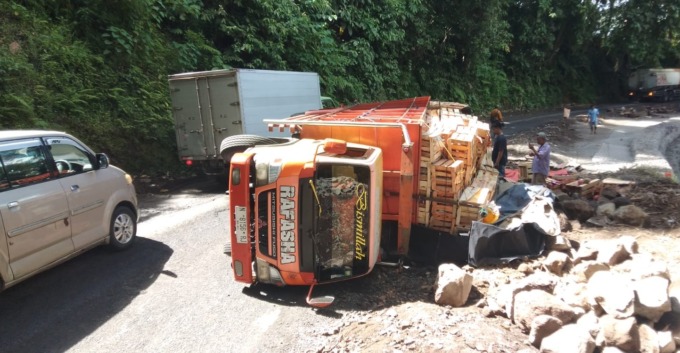 TERGULING: Truk N 8156 RJ yang disopiri Bunyamin asal Probolinggo, terguling di KM 36.800 jalur Gumitir, Desa Sidomulyo, Kecamatan Silo, Jember, Rabu (21/2).