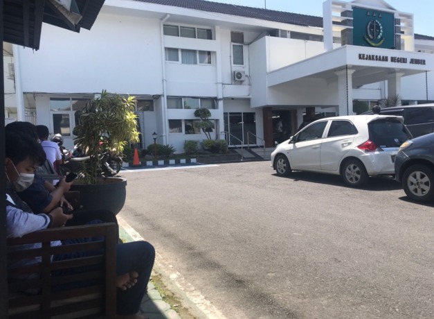 PEMERIKSAAN: Suasana Kejari Jember. Di tempat ini, Wadir RSD dr Soebandi Arief Setiyoargo menjalani pemeriksaan sebagai saksi kasus korupsi penjualan obat di luar prosedur, kemarin (21/12).