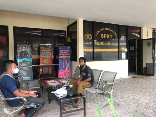TEMPUH JALUR HUKUM: Keluarga korban tabrak lari saat melapor ke Polsek Sumbersari, hari ini (22/12).