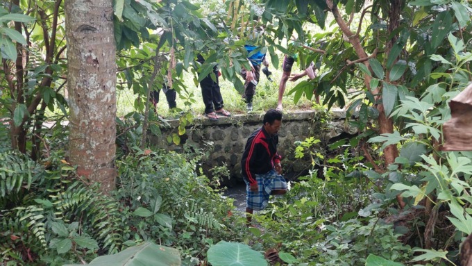 LOKASI KEJADIAN: Di sinilah pelaku berusaha memerkosa korban. Kala itu, korban sedang mandi di sungai tak jauh dari rumahnya di wilayah Kecamatan Pakusari, Jember.