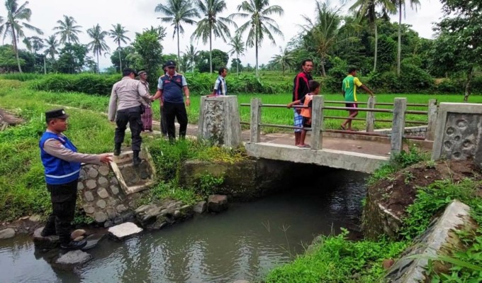 TEMPAT KEJADIAN: Di sinilah korban setiap hari mandi di sungai, tak jauh dari rumahnya di sebuah desa di Kecamatan Pakusari, Jember.