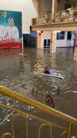 BANJIR: Rumah Bupati Jember Hendy Siswanto banjir mencapai 1,75 meter. (Foto: Istimewa)
