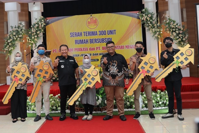 SERAH TERIMA: Direktur PT Cipta Adi Perkasa Aditya Cahyadi dan Bupati Jember Hendy Siswanto bersama perwakilan customer melakukan serah terima kunci.