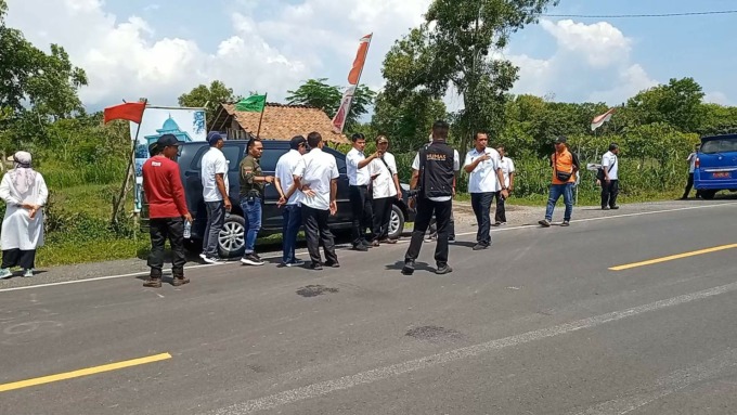 CEK LAPANGAN: Tim Penertiban Sempadan Pemkab bersama DPRD dan BPN Jember melihat kondisi pesisir Pantai Paseban, Kencong, sebelum menertibkan aset-aset negara yang kini ditumbuhi tambak ilegal.
