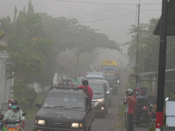 MACET: Proses evakuasi warga akibat APG Gunung Semeru. Naiknya level aktivitas menjadi IV membuat warga mencari tempat aman.