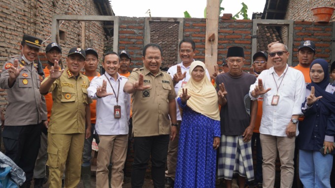 BLUSUKAN : Bupati Hendy Siswanto mengunjungi tempat perbaikan rumah di Desa Plalangan Kecamatan Kalisat, kemarin (24/12). Rumah ini termasuk dalam RTLH.