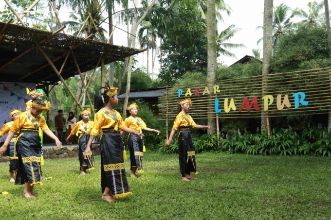 UNJUK KEMAMPUAN: Penampilan tim tari SMPN 3 Ledokombo dengan Tari Pelangi Nusantara di Pasar Lumpur, Desa Sumberlesung, Kecamatan Ledokombo, kemarin (11/12).