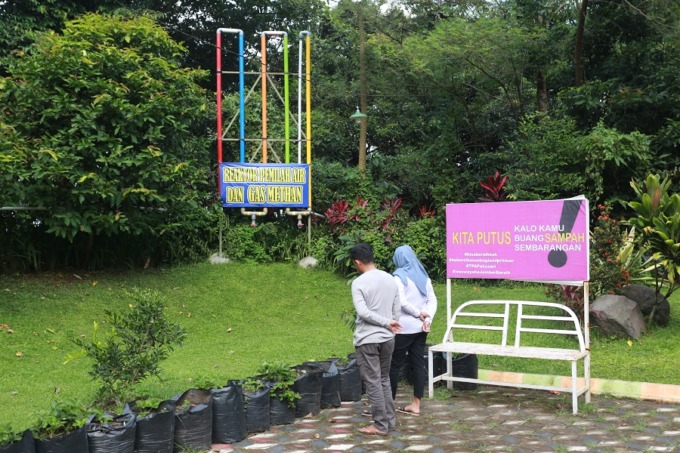 MELIHAT PIPA: Sejumlah pengunjung melihat pipa gas metana yang dialirkan untuk warga dan pedagang sekitar di Kertosari, kemarin (2/1).