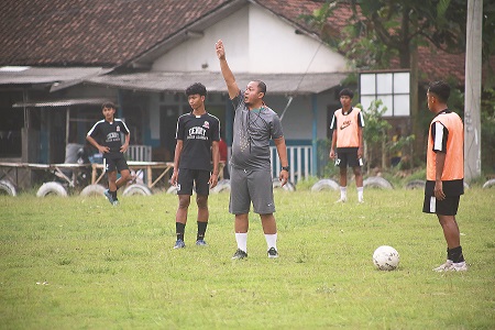 LATIH TAKTIK: Dhoger Grenfosta Wirolegi U-15 latihan penyempurnaan taktik di Lapangan Kaliwining, Desa Wirolegi, Kecamatan Sumbersari, kemarin (30/1).