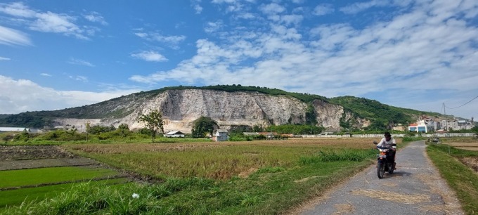 ASET DAERAH: Gunung Sadeng di Kecamatan Puger yang menjadi salah satu sumber daya alam paling menjanjikan di sektor pertambangan, namun PAD-nya kecil.