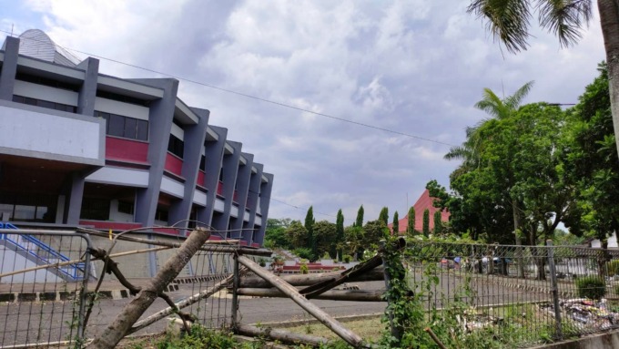 KOTOR: Kondisi halaman GOR PKPSO Jember banyak sampah berserakan, kemarin (30/1).