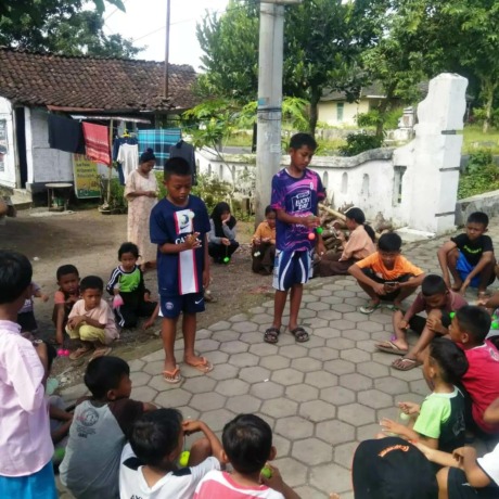 MENYENANGKAN: Sejumlah anak bermain lato-lato. Di beberapa lokasi permainan ini mulai dilombakan.