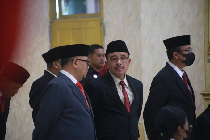 BERBINCANG: Sukowinarno dan sejumlah pejabat dalam sebuah acara di Pemkab Jember.