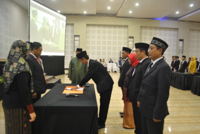 TAHUN POLITIK: Komisioner KPU Jember melantik anggota PPK, kemarin.