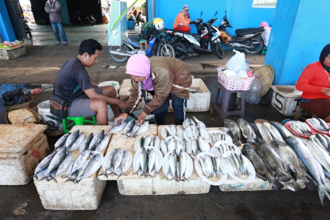 SEGAR: Pedagang menjual ikan di sekitar TPI Puger.