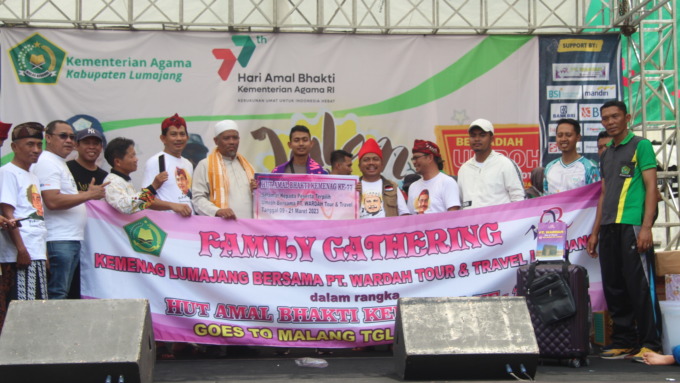 SERAHKAN: Direktur PT Wardah Tour and Travel H. Mohammad Tholam (berkopyah putih) bersama Kepala Kantor Kemenag Dr. Mohammad Muslim saat menyerahkan hadiah utama umrah dalam peringatan HAB 77 Kemenag, kemarin.