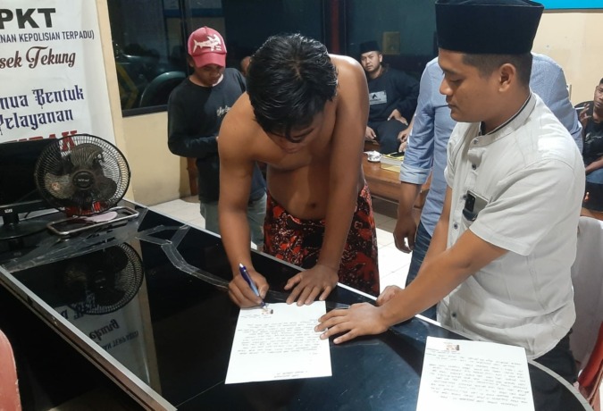 BERJANJI: Pemuda yang terciduk pesta miras membuat surat pernyataan dan berjanji tidak mengulangi lagi, di Mapolsek Tekung.