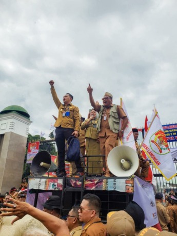 AKSI: Salah satu kades Lumajang saat melakukan orasi aksi damai di depan Senayan, kemarin. Mereka menuntut perpanjangan masa jabatan kades dari semula enam tahun menjadi sembilan tahun.
