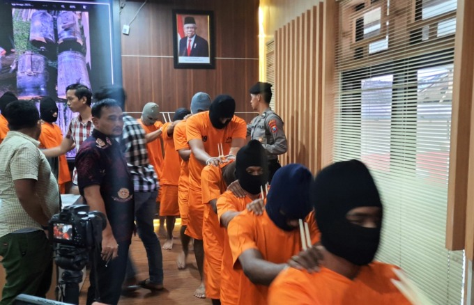 DIGIRING KE TAHANAN: Puluhan tersangka penambangan emas liar saat meninggalkan ruangan konferensi pers di Polres Jember, kemarin (27/1)
