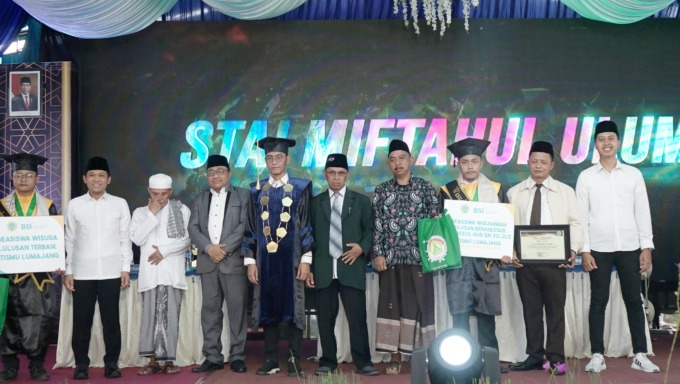 BERPRESTASI: Wisudawan berprestasi STAI Miftahul Ulum, Banyuputih Kidul, Kecamatan Jatiroto, berfoto bersama Bupati Lumajang, Ketua STAI, serta Ketua dan Pembina Yayasan Miftahul Ulum.