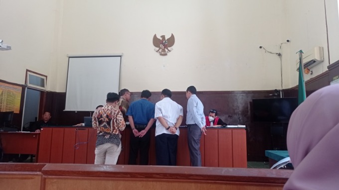 FAKTA ANYAR: Proses sidang sengketa tanah Rowobujel yang digelar di Pengadilan Negeri Lumajang, kemarin.