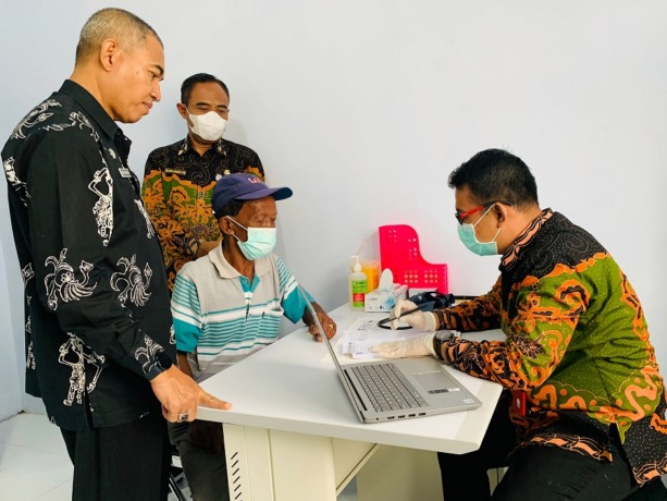BEROPERASI: Sekretaris Daerah Pemkab Lumajang Agus Triyono melihat pelayanan seusai meresmikan Puskesmas Pembantu (Pustu) Mahameru di kawasan Relokasi Bumi Semeru Damai (BSD), Desa Sumbermujur, Kecamatan Candipuro.