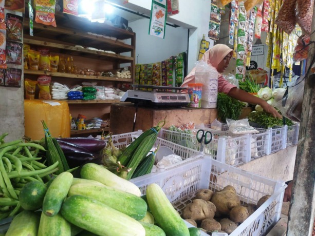 LENGKAP: Pedagang pasar mini di Jalan Karimata saat melayani pembeli.