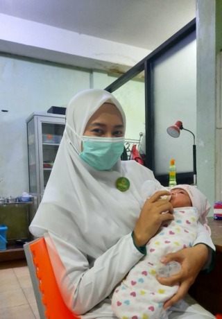 “Penggunaan bedak ke wajah bayi sudah tidak disarankan lagi, karena partikelnya dapat masuk ke hidung bayi, lalu menyebabkan sesak ataupun alergi.”     Rifatul Fanani SKeb, Bidan Praktik di Bangsalsari