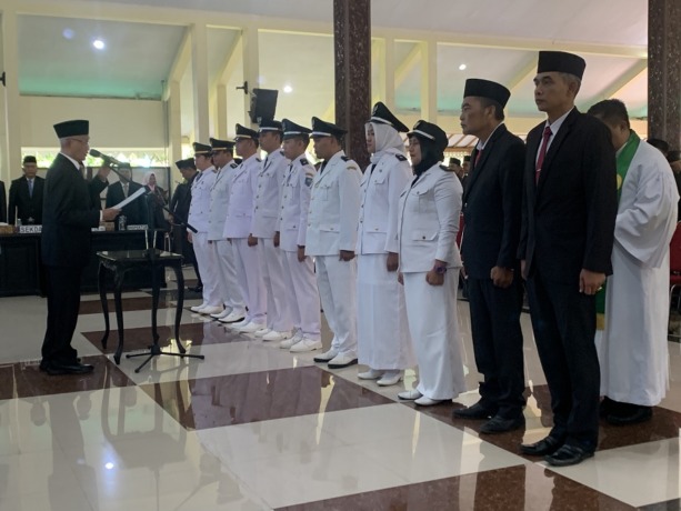 SIAP BEKERJA: Sejumlah pejabat yang dimutasi ketika mengikuti pembacaan sumpah jabatan dipimpin oleh Bupati Bondowoso.