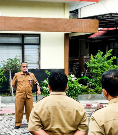 SERIUS: Plt Kepala BKPSDM sekaligus Kepala Dispendik Bondowoso, Sugiono Eksantoso, ketika memberikan pengarahan.