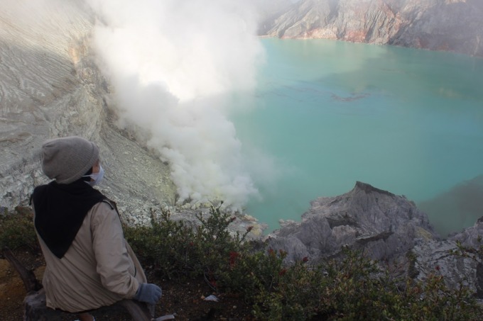 DIBATASI: Salah seorang warga ketika menikmati keindahan Kawah Ijen, sebelum terjadi peningkatan level ke waspada.